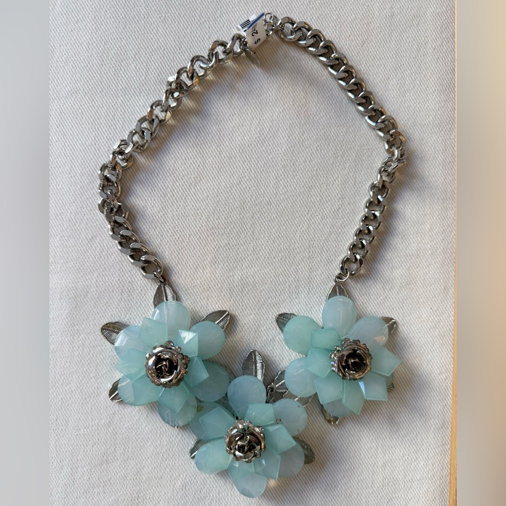 Vintage: Elegant Floral Necklace with Silver Chain